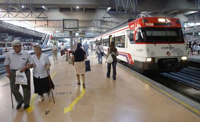 Tren de Cercan&iacute;as estacionado en uno de los andenes de la estaci&oacute;n madrile&ntilde;a de Atocha.