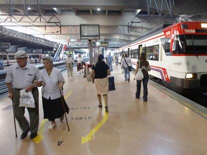 Tren de Cercan&iacute;as estacionado en uno de los andenes de la estaci&oacute;n madrile&ntilde;a de Atocha.