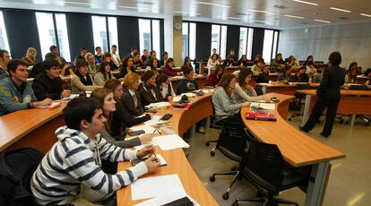 Clase en un aula del campus de ESADE en Sant Cugat del Vallés (Barcelona).