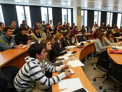 Clase en un aula del campus de ESADE en Sant Cugat del Vallés (Barcelona).