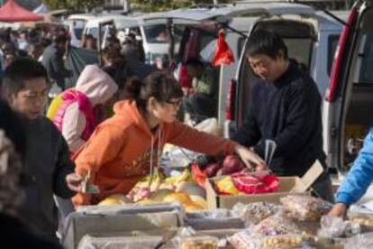 Granjeros venden comida en un mercado temporal  a las afueras de Pekn (China). EFE/Archivo