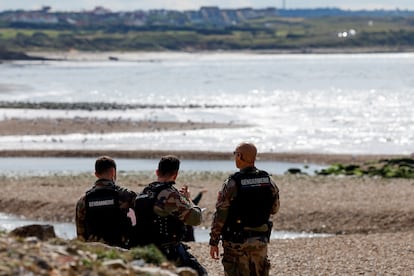 Patrulla de la gendarmería francesa en la playa de Ambleteuse tras el naufragio en el que han muerto ocho migrantes, el 15 de septiembre.