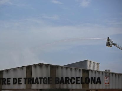 Bomberos realizando labores de extinción esta mañana en Zona Franca.