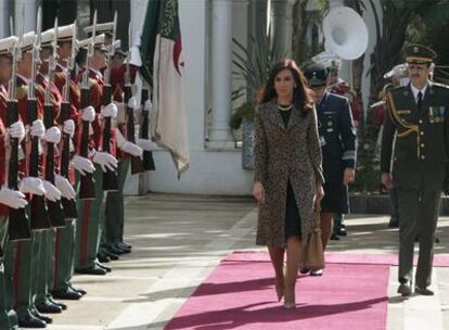 Cristina Fernández de Kirchner recibe honores a su llegada al palacio presidencial ayer en Argel.