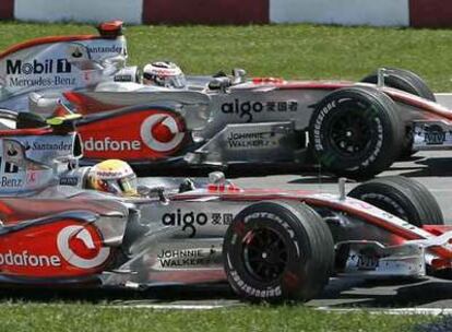 Lewis Hamilton (en primer término) y Fernando Alonso, durante el Gran Premio de Canadá.