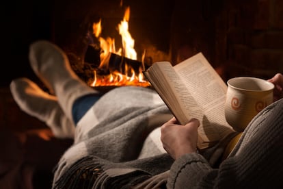 Mujer leyendo al fuego