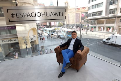 El director de la Unidad de Consumo de Huawei España, Pablo Wang, aparece en la imagen en la 'zona Selfie'. Desde este punto, situado en la segunda planta de la tienda, cualquier persona puede hacerse una foto con su móvil con excelentes vistas de Madrid, pues desde allí se divisa perfectamente la plaza de Callao, la Gran Vía y la popular calle Preciados.