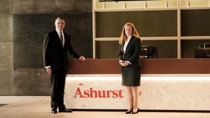 Paul Jenkins (CEO global de Ashurst) solo y y Karen Davies (presidenta global de la firma).