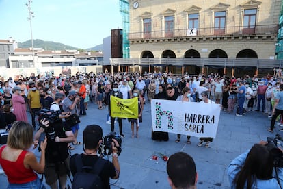 Varios cientos de personas concentradas el lunes en Irún para denunciar la muerte de un migrante que trataba de llegar a Francia a nado.