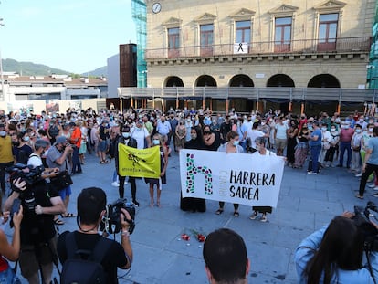 Varios cientos de personas concentradas el lunes en Irún para denunciar la muerte de un migrante que trataba de llegar a Francia a nado.