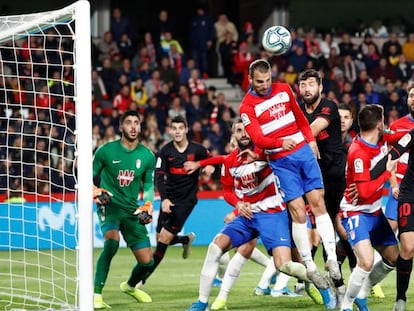 Soldado despeja de cabeza un saque de esquina del Atlético.