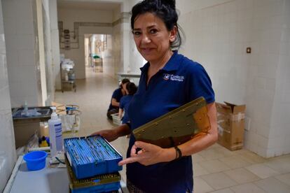 La expedición oftalmológica organizada por la Fundación Rementería, perteneciente a la clínica madrileña del mismo nombre, ha realizado decenas de operaciones de cataratas en Senegal. Mariza Díaz, en la imagen, comienza a preparar el instrumental que usarán durante las intervenciones.