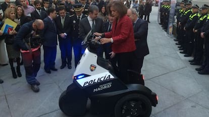 Ana Botella, subida en el nuevo Segway de patrullaje de la Polic&iacute;a Municipal.