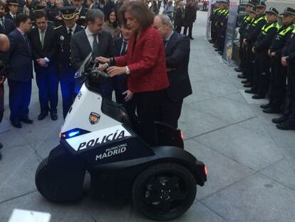 Ana Botella, subida en el nuevo Segway de patrullaje de la Polic&iacute;a Municipal.