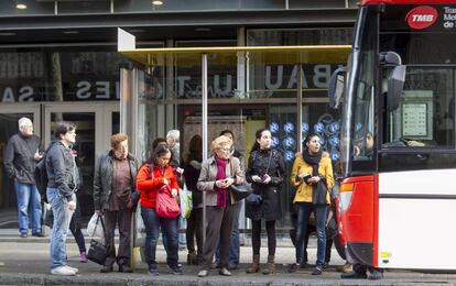 Passatgers esperant un autobús durant la vaga de febrer.