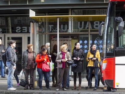 Passatgers esperant un autobús durant la vaga de febrer.