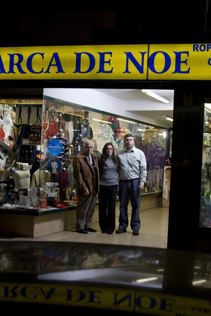 José Luis Cortés, 78 años, y sus hijos ante su comercio.