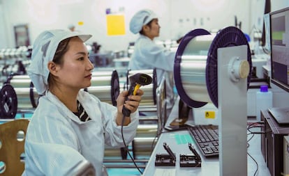 Empleadas en una fábrica de fibra óptica en la provincia china de Jiangsu.