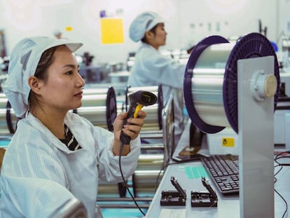 Empleadas en una fábrica de fibra óptica en la provincia china de Jiangsu.