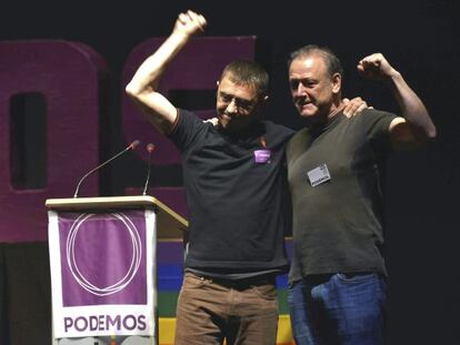 Juan Carlos Monedero, junto al secretario general de Podemos Euskadi, Roberto Uriarte, en un acto del partido celebrado en Barakaldo.