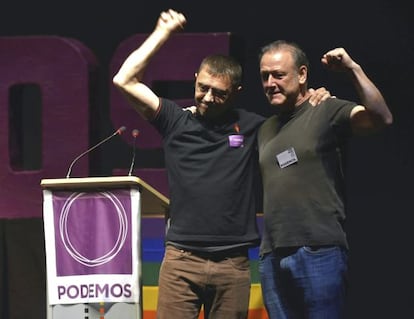 Juan Carlos Monedero, junto al secretario general de Podemos Euskadi, Roberto Uriarte, en un acto del partido celebrado en Barakaldo.