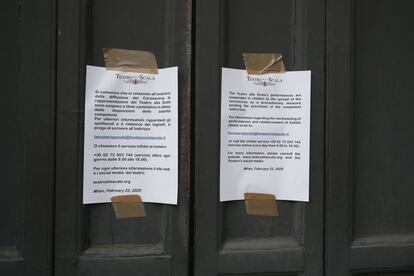 Un cartel en la puerta de La Escala de Milán informa del cierre del teatro debido al coronavirus. El Ayuntamiento de la ciudad ha cerrado escuelas, cines y teatros tras el contagio de más de 150 personas.