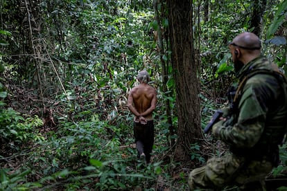 Un minero furtivo es detenido por un agente del Ibama, el 5 de diciembre, en tierra yanomami.