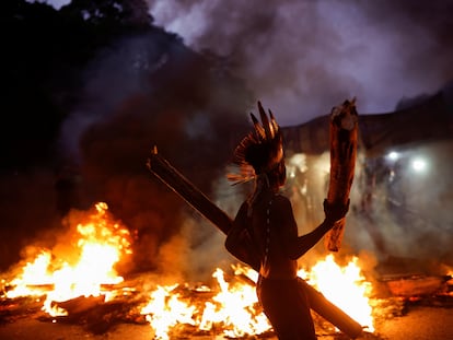 Un manifestante durante protesta contra la ley Marco Temporal en São Paulo, Brasil, el 30 de mayo 2023.