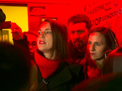 La eurodiputada Irene Montero se dirige a las personas congregadas frente a la Taberna Garibaldi, este viernes.