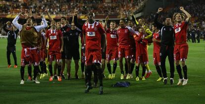 Los jugadores del Sevilla, con M'Bia en el centro, celebran la clasificación.