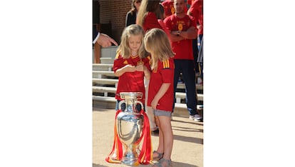 El 2 de julio de 2012, la princesa Leonor junto a su hermana, la infanta Sofía, en la audiencia de la selección nacional de fútbol ganadora de la Eurocopa 2012.