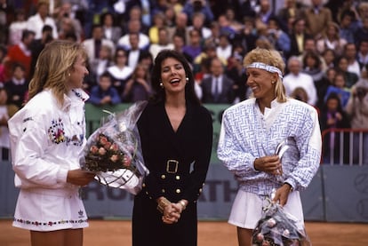Entre tanto, la princesa no dejaba de asistir a numerosos eventos. El 20 de abril de 1989, posaba con traje cruzado de doble botonadura junto a las tenistas Steffi Graf y Martina Navratilova tras disputar un partido en Mónaco.
