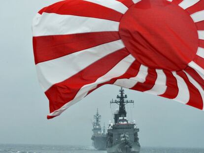 La bandera de la fuerza de autodefensa japonesa (MSDF), en la bahía de Sagami, en octubre de 2012.