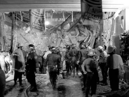 De las plantas desplomadas colgaban gruesas vigas de hierro. Varias, de al menos 70 centímetros de grosor, estaban atravesadas, completamente retorcidas como si fueran de plástico. En la imagen, un grupo de bomberos en el interior de los Almacenes Arias, el 5 de septiembre de 1987.