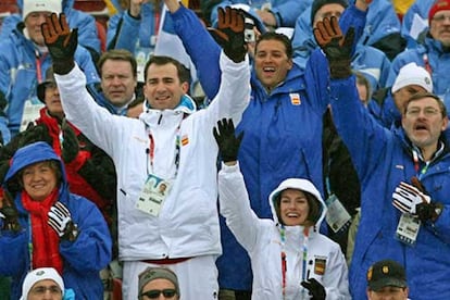 El Príncipe Felipe y su esposa Letizia , la ministra María José San Segundo y el secretario de Estado para el Deporte, Jaime Lissavetzky , celebran la participación de Rienda.