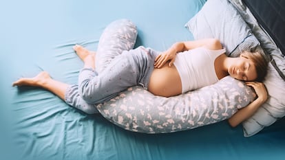 Un soporte ideal para mantener posiciones correctas y cómodas durante el embarazo.GETTY IMAGES.