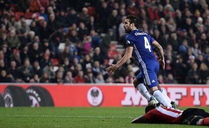 Cesc F&agrave;bregas celebra su gol con el Chelsea en campo del Sunderland.