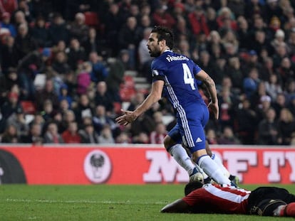 Cesc F&agrave;bregas celebra su gol con el Chelsea en campo del Sunderland.