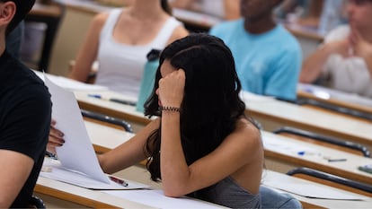 Una alumna de Valencia durante la convocatoria extraordinaria de la selectividad el 1 de julio de 2025.