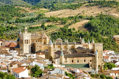 El monasterio cacereño hasta el que siguió Colón a los Reyes Católicos antes de su aventura marítima es apabullante. Sus torres le confieren aspecto de fortificación y en su interior guarda, entre otras maravillas, 11 cuadros de Zurbarán.