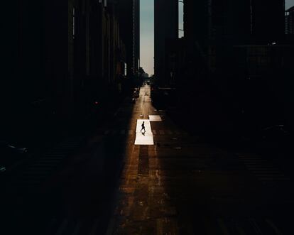 En la imagen, paso situado en Illinois St, Chicago, 2017.