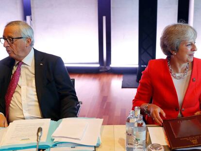 Jean-Claude Juncker y Theresa May, el pasado mes de octubre en Salzburgo.