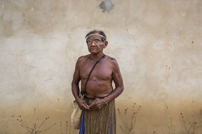 A partir de 1949, los kirirí comienzan la lucha por conservar su identidad indígena y a contestar la ocupación de su tierra ancestral, gracias a la colaboración del personal del Servicio de Protección al Indio (SPI, una agencia federal brasileña). Sin embargo, la decadencia del SPI y su alianza con oligarquías locales hace que, a mediados de los años 60, la condición de los kirirí sea bastante lamentable y esté marcada por las disputas entre los núcleos indígenas, los altos índices de mortalidad y alcoholismo y la violencia de los enfrentamientos con los no indígenas. A partir de los años 70, con la entrada en funcionamiento de la Fundación Nacional del Indio (FUNAI, la agencia federal brasileña para las cuestiones indígenas que sustituyó al SPI), los kirirí empiezan a organizarse. En 1981 consiguen que se delimiten sus territorios ancestrales. A partir del año siguiente, comienzan a retomarlos y a expulsar de ellos a los no indios que los ocupaban fraudulentamente. En 1990 el territorio kirirí es reconocido legalmente. Entre ese año y 1995 los kirirí retoman la totalidad de su territorio tras una serie de ocupaciones. En la foto, el cacique kirirí Lázaro Gonzaga de Souza, de 76 años.