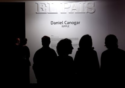 Stand de El Pais en ARCO 2017 con obra de Daniel Canogar.