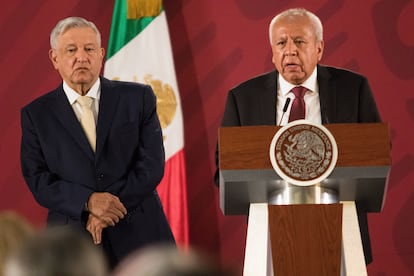 Andrés Manuel López Obrador y Francisco Garduño