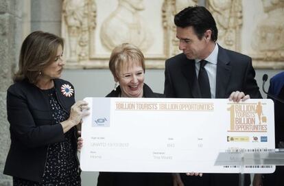 La turista mil millones del mundo en 2012 junto a la alcaldesa de Madrid, Ana Botella y el ministro de Industria, Energía y Turismo de España, José Manuel Soria