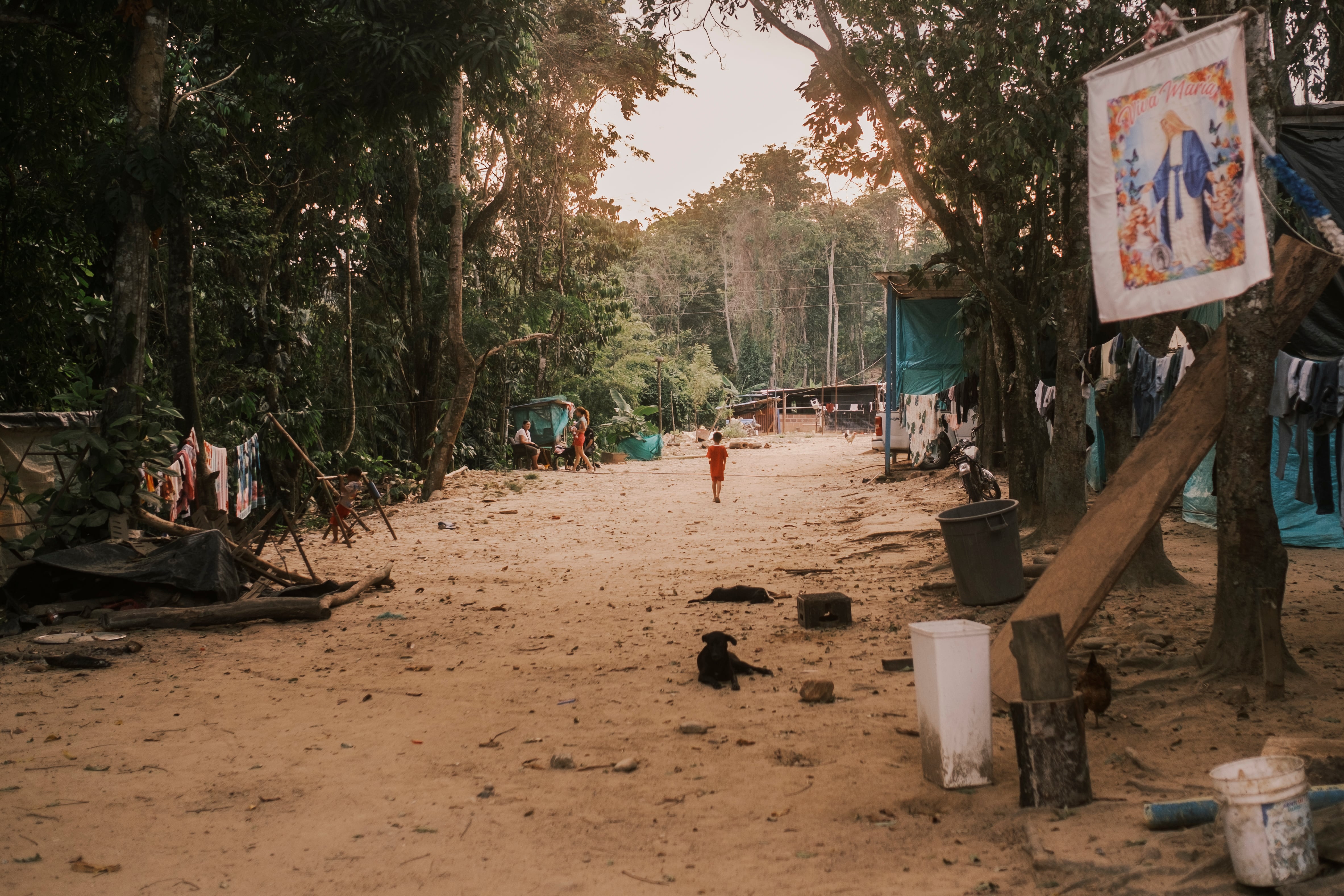 Uno de los campamentos improvisados que albergan a familias desplazadas en el Catatumbo.