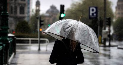 Una mujer camina bajo su paraguas en San Sebastián el pasado día 10.