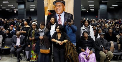 Miembros de la comunidad congole&ntilde;a rinden homenaje a &Eacute;tienne Tshisekedi en Bruselas, este febrero. 