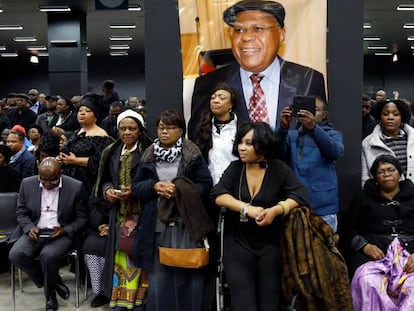 Miembros de la comunidad congole&ntilde;a rinden homenaje a &Eacute;tienne Tshisekedi en Bruselas, este febrero. 